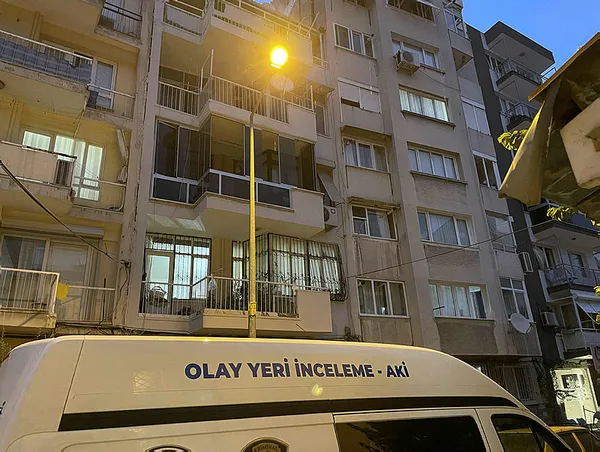 izmirde-kotu-koku-ortaya-cikardi-anne-ve-oglu-evde-olu-bulundu-1688677066695.jpg İzmir'de kötü koku ortaya çıkardı: Anne ve oğlu evde ölü bulundu - 1