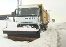 Kar küreme aracı yolda kaldı