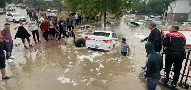 Adıyaman’da sağanak yağış sonrası araçlar su altında kaldı! Ev ve depoları su bastı! Vatandaşlar zor anlar yaşadı