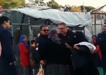 Yunan polisten yaşlı mülteci kadına hakaret dolu sözler