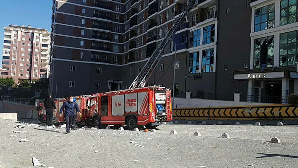 İstanbul Esenyurt'ta bir apartmanda patlama! 2'si ağır 3 kişi yaralandı - 1