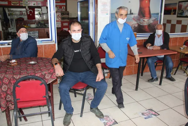 Macron’un fotoğrafına basıp çay içiyorlar