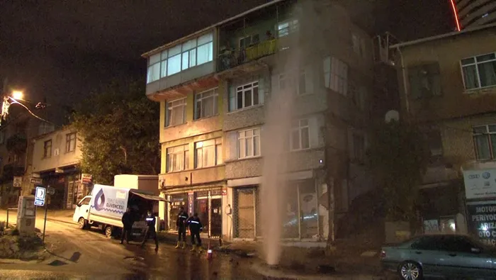 Kadıköy'de İSKİ'ye ait su borusu patladı! Yol göle döndü - 3