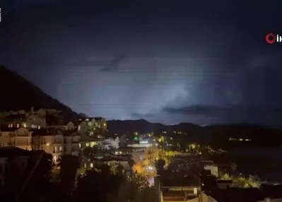 Kaş’ta şimşeklerin dansı kamerada