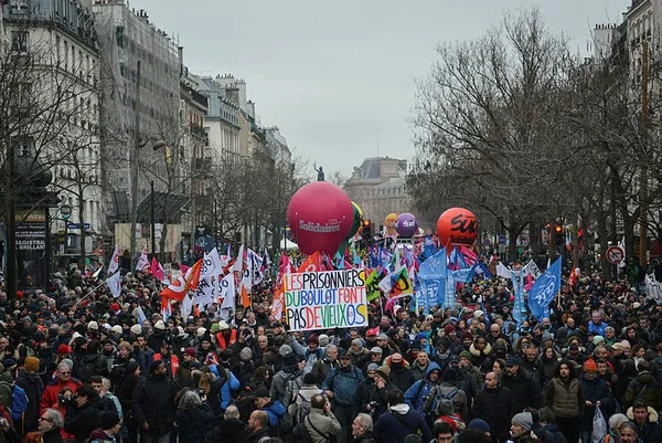 Paris ve Londra alev alev! Binlerce kişi protesto için sokaklara indi! Hedeflerinde emeklilik reformu ve maaş artışı var...