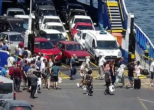 Çanakkale feribot iskelesinde iğne atsan yere düşmüyor! Tatilciler dönüş yolunda