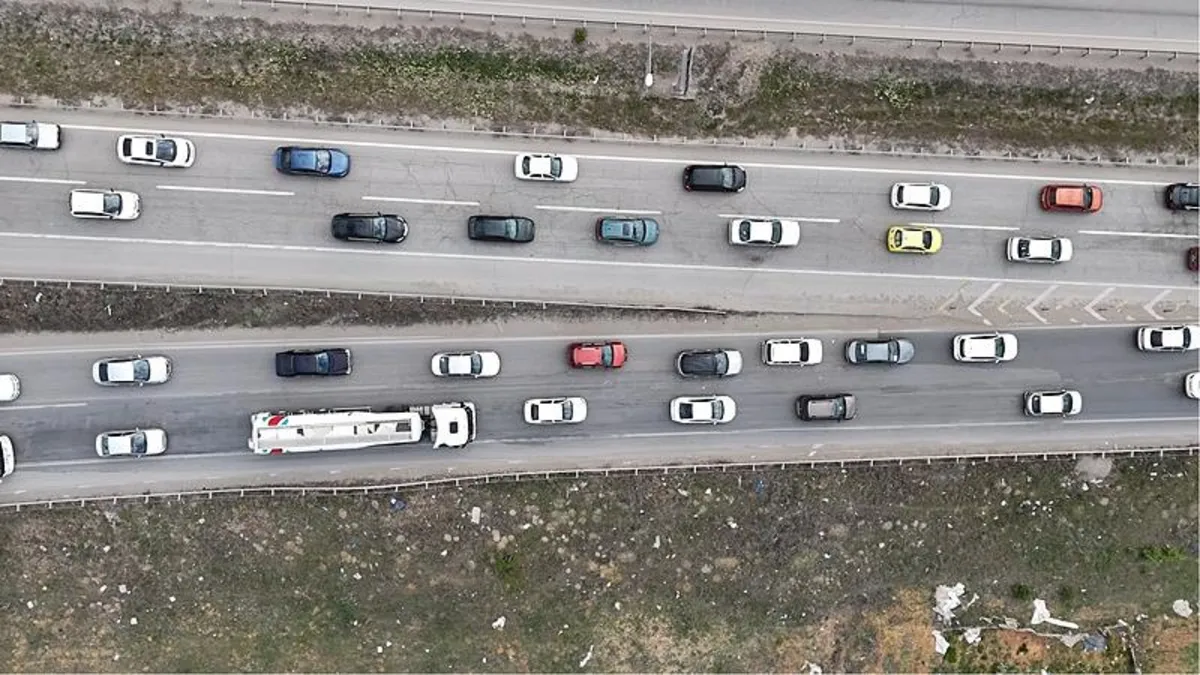 43 ilin geçiş güzergahında trafik yoğunluğu! Kilometrelerce araç kuyruğu oluştu