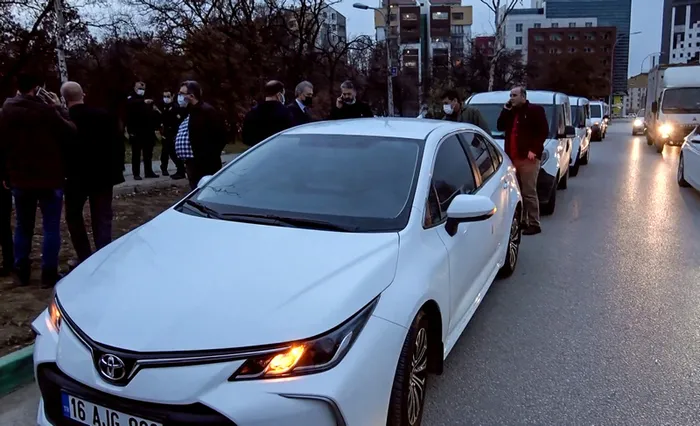 Bursa’da akılalmaz olay! Otomobilinin patlatılan lastiğini değiştirirken 1 milyon 600 bin TL’si çalındı - 1