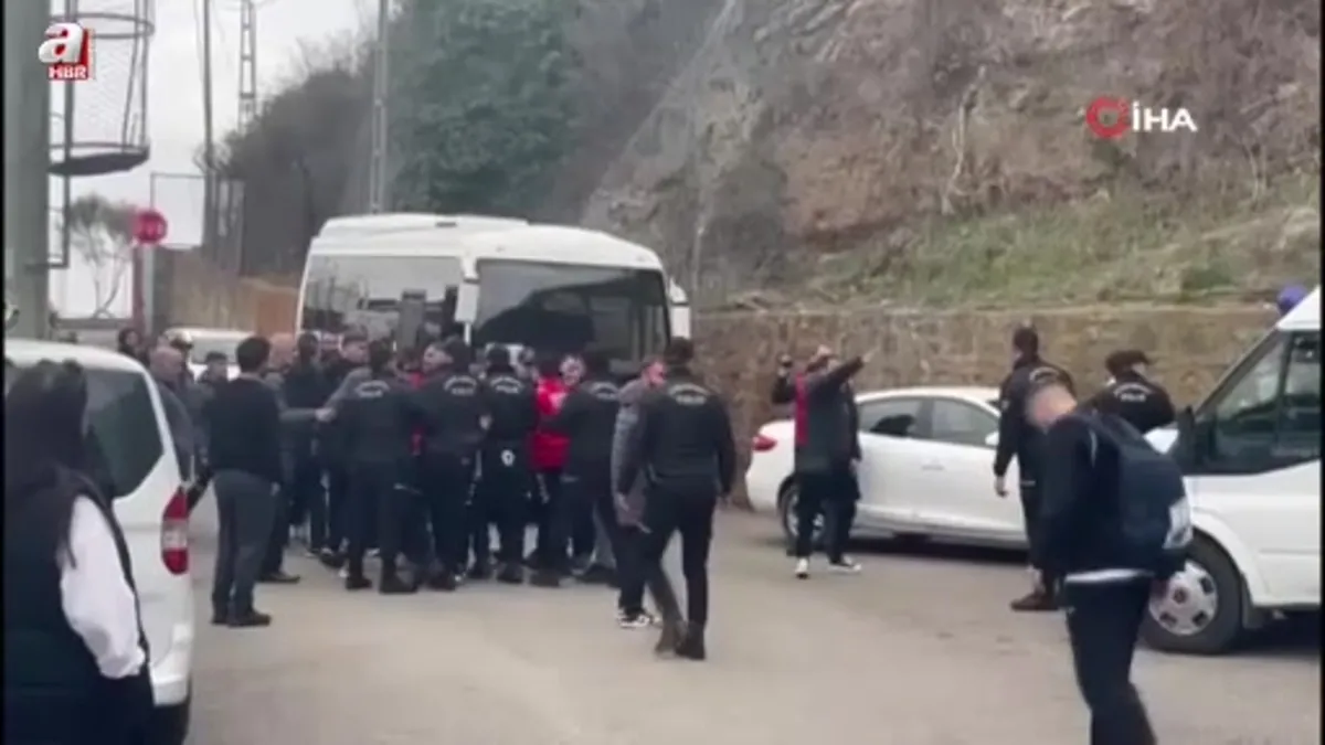 Kars 36 Spor kafilesine taraftarlardan saldırı kamerada