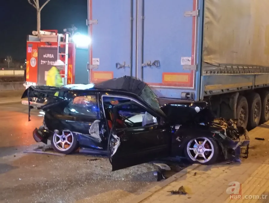 Park halindeki TIR'ın altına giren otomobilde can pazarı 4