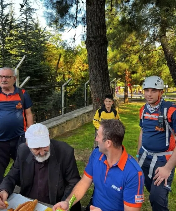 ekipler-seferber-oldu-bursada-ikinci-kez-kaybolan-alzheimer-hastasi-10-saat-sonra-bulunfu-1666787900117.jpg Ekipler seferber oldu! Bursa’da ikinci kez kaybolan Alzheimer hastası 10 saat sonra bulundu - 7