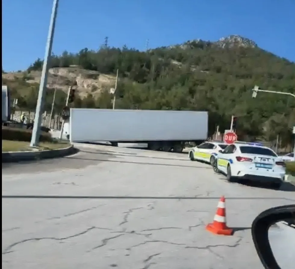 Amasya’da TIR'ın dorsesi yola düştü - 1