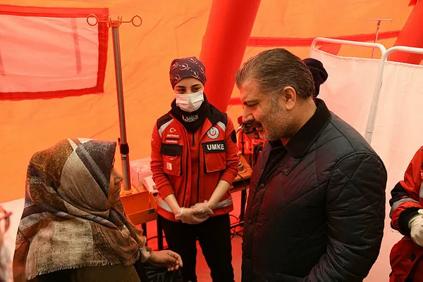 saglik-bakani-fahrettin-kocadan-sebeke-suyu-uyarisi-valilik-izin-verene-kadar-icme-suyu-olarak-kullanmayin-1677252120923.jpg Sağlık Bakanı Fahrettin Koca'dan şebeke suyu uyarısı: Valilik izin verene kadar içme suyu olarak kullanmayın