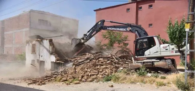 Bilecik'te metruk binalar yıkılıyor