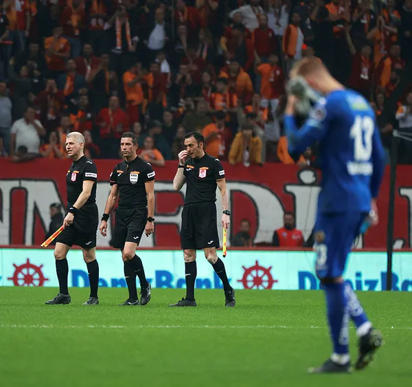 1666897516649.jpg Ali Palabıyık ile Galatasaray taraftarı karşı karşıya geldi! Palabıyık İsviçre'de Alanyaspor maçındaki kararları nedeniyle özür diledi - 1