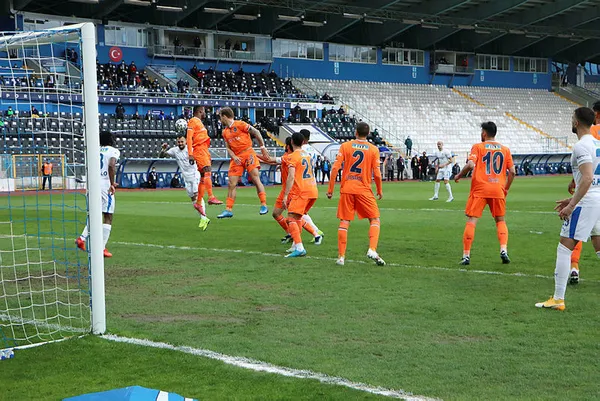 Başakşehir küme düşme hattındaki kritik maçta Erzurumspor'u 2-1 yendi - 1