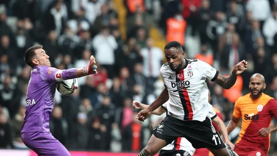 Taraftar Muslera'yı sosyal medyada hedef tahtasına koydu: 35 yaşındasın halen boşa çıkıp gol yiyorsun ayıp be!