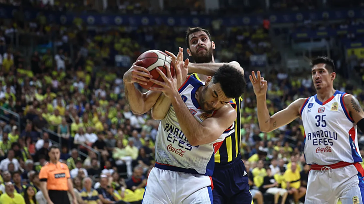 Anadolu Efes hata yapmadı! Seride durum 2-1'e geldi
