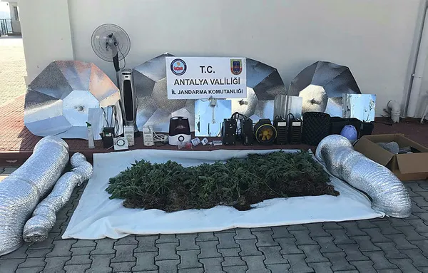 Antalya'da lüks villaya giren jandarma gözlerine inanamadı! - 1