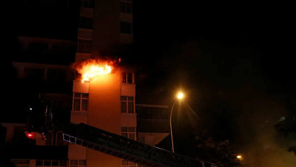 Adana'da garip olay! Evini yaktı balkonda sigara içip izledi