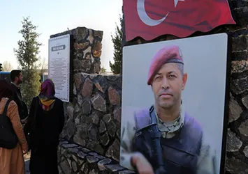 Üniversite girişine Ömer Halisdemir anıtı