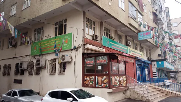 Son dakika | Diyarbakır’da terör operasyonu! Polis DBP il binasına baskın verdi! HDP’li Semra Güzel yine yakalandı
