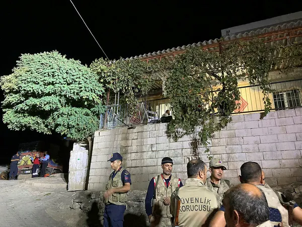 1664656395755.jpg Gaziantep'te gece yarısı korkunç olay! Evi otomatik silahla taradılar! 2 ölü 3 yaralı... - 3