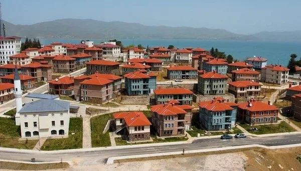 bakan-murat-kurum-2020deki-elazig-depremi-sonrasi-yapilan-afet-konutlarini-ornek-gosterdi-dimdik-ayaktalar-1679836632547.jpeg Bakan Murat Kurum 2020'deki Elazığ depremi sonrası yapılan afet konutlarını örnek gösterdi: Dimdik ayaktalar - 1