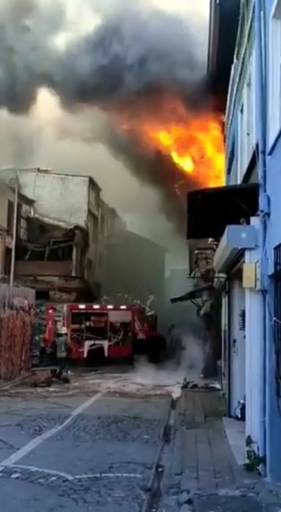 Son dakika: CHP'li İBB'de İETT'den sonra itfaiye ekipleri de sınıfta kaldı: Yangına müdahale edilemeyince bina küle döndü - 4