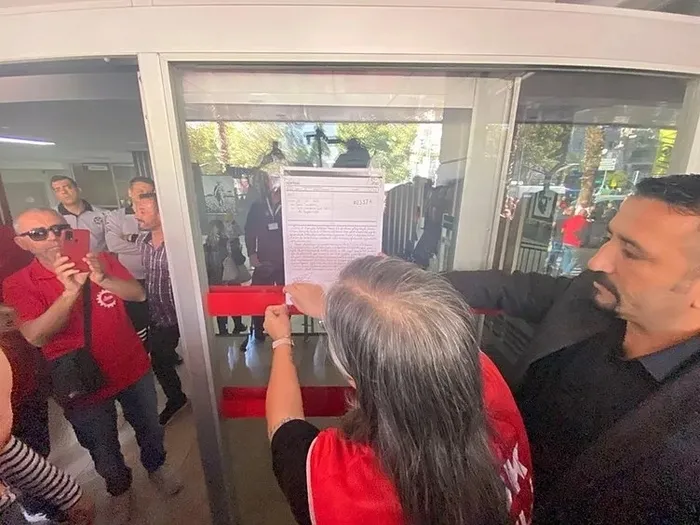 İzmir'de krizin son adresi Çeşme! Binlerce işçi hak grevinde - 1