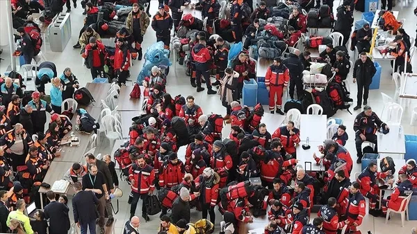 istanbul-valiligi-duyurdu-81-ucakla-14-bin-451-personel-deprem-bolgesine-gonderildi-1675784136296.jpg İstanbul Valiliği duyurdu: 81 uçakla 14 bin 451 personel deprem bölgesine gönderildi - 1