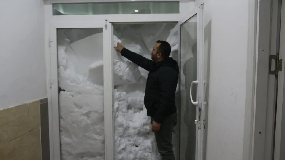 Bitlis’te kar kapı ve pencereleri kapatınca iş yerinde mahsur kaldılar