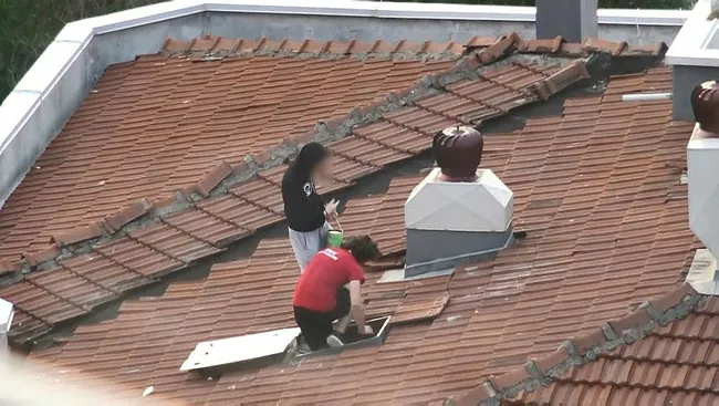Bursa’da gençlerden apartman çatısında tehlikeli gösteri! Yürekler ağza geldi - 2