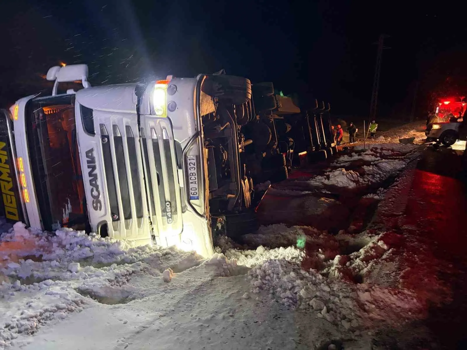 Refahiye'de hayvan yüklü tır kazası: 45 büyükbaş kurtarıldı