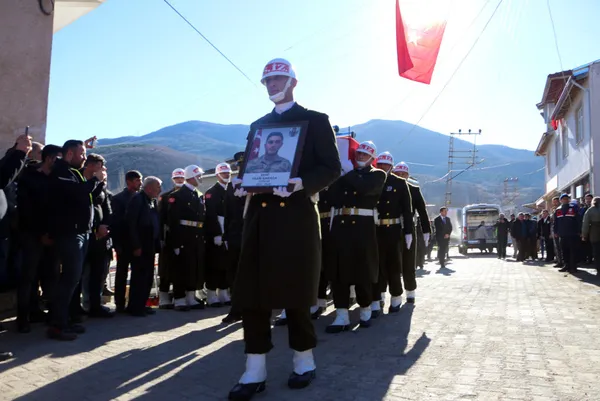 Türkiye kahraman şehitlerini son yolculuğuna uğurladı | Hamile eş ve anneden şehide son veda! 6 ilde tören