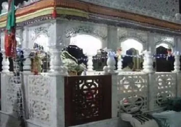 Pakistan’da bir dergahta patlama: En az 40 ölü