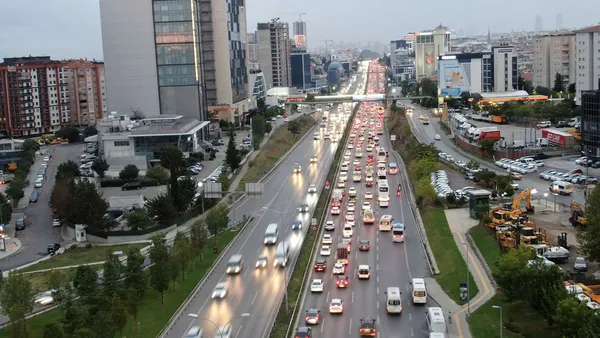 hafta-sonu-oncesi-istanbulda-trafik-yogunlugu-yuzde-74e-ulasti-1633096081115.jpg Hafta sonu öncesi İstanbul'da trafik yoğunluğu - 1