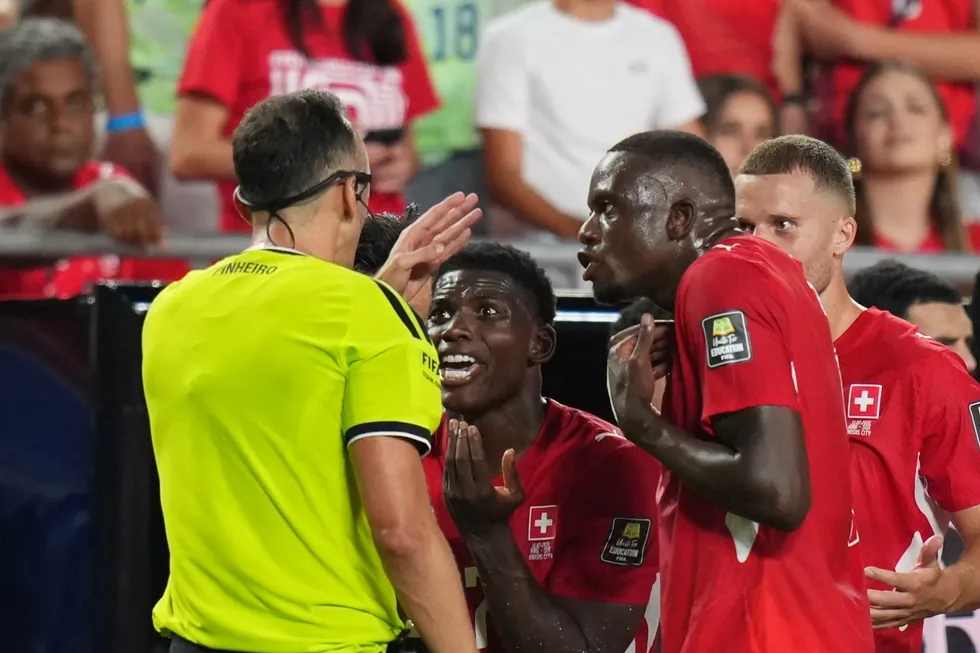 alvarezden-hayat-opucugu-arjantin-dunya-kupasinda-yari-finalde-1783828892621.jpeg İsviçre'de Breel Embolo'nun kırmızı kart gördü (AA)
