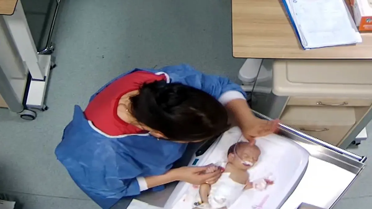 Kuvözdeki 5 günlük bebeğe şiddet! Cani hemşire hakkında şoke eden gerçek