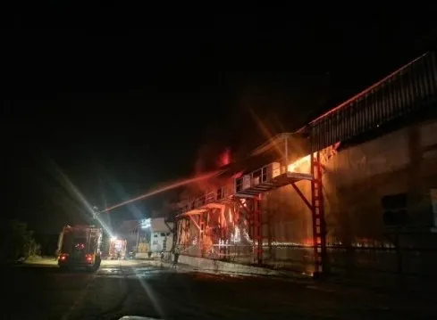 hatayda-soguk-hava-deposunda-yangin-cikti-bolgeye-cok-sayida-ekip-sevk-edildi-1641707198229.jpg Hatay’da soğuk hava deposunda yangın çıktı! Bölgeye çok sayıda ekip sevk edildi - 1