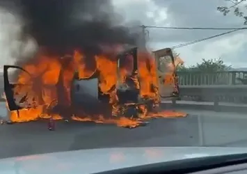İstanbul’da hafif ticari araç alev topuna döndü! Sürücü kendini son anda kurtardı