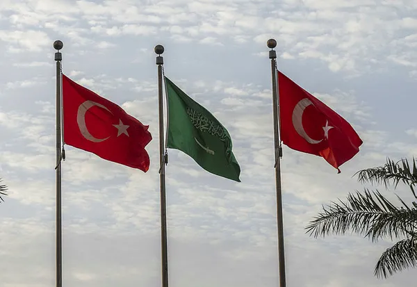 ticaret-bakani-omer-bolattan-suudi-arabistanda-kritik-temas-yatirim-ve-isbirligi-mesaji-1689622777547.jpg Ticaret Bakanı Ömer Bolat'tan Suudi Arabistan'da kritik temas! Yatırım ve işbirliği mesajı... - 8