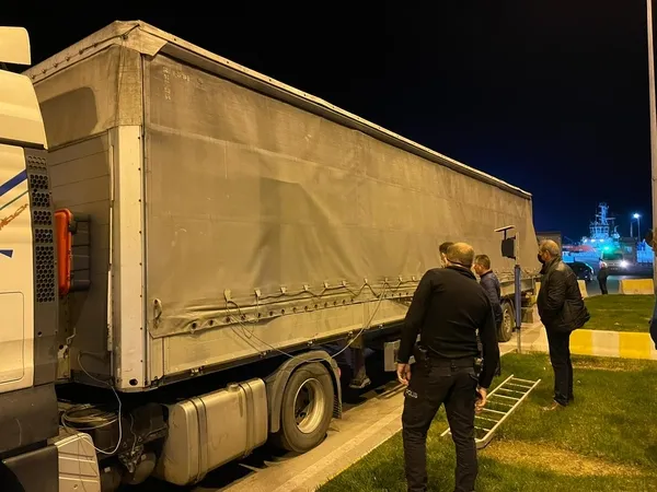 Çanakkale’de tırın dorsesine saklanan kaçak göçmenler yakalandı