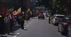 PKK’lılar İsveç teröristbaşı Öcalan posterleriyle yürüdü!