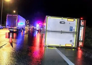 Kuzey Marmara Otoyolunda TIR devrildi!