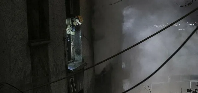 Beyoğlu’nda 3 katlı metruk bina alev alev yandı