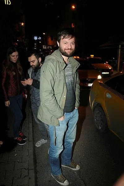 oyuncu-sadi-celil-cengiz-ile-hilal-yildirimin-9-yillik-evliligi-bitti-ilk-aciklama-geldi-1636549813057.jpg Oyuncu Sadi Celil Cengiz ile Hilal Yıldırım’ın 9 yıllık evliliği bitti! İlk açıklama geldi - 2
