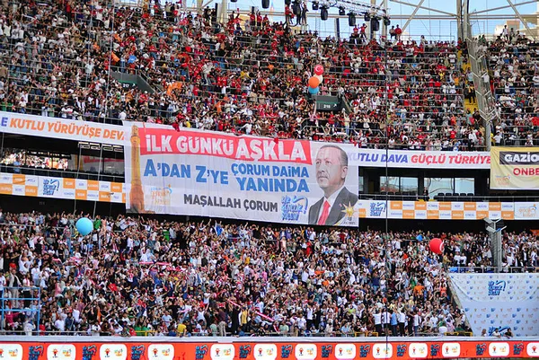 AK Parti gençliği şehitleri unutmadı! Adana’da duygulandıran anlar