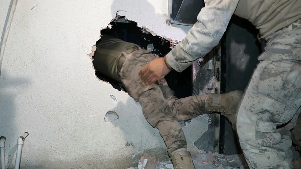 Son dakika | Jandarma duvarı yıkıp girdi! İzmir'de şoke eden kumar baskını