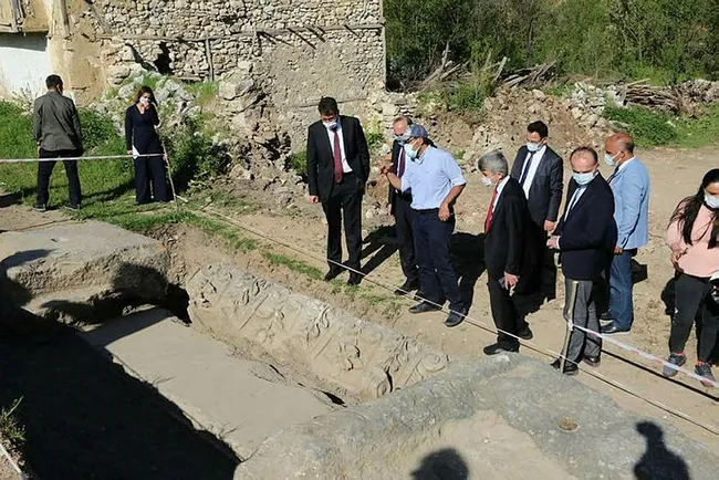 Aizanoi Antik Kenti’ndeki kazı çalışmaları! Giriş kapısı ve mermer zeminine ulaşıldı